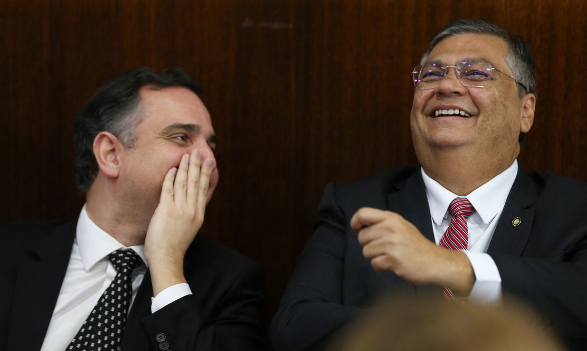 Brasília (DF) 22/11/2023  Ministro Flávio Dino e o Senador  Rodrigo Pacheco durante assinatura de protocolo de cooperação entre o Senado e o Ministério da Justiça facultará o acesso e a divulgação regular de dados sobre segurança pública. Foto Lula Marques/ Agência Brasil