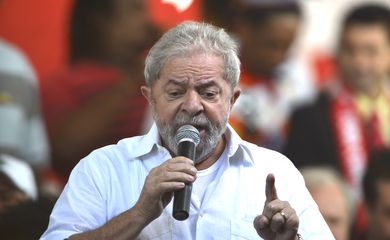 Brasília - O ex-presidente Luiz Inácio Lula da Silva participou do Ato com Movimentos Sociais pela Democracia, no estacionamento do Ginásio Nilson Nelson. No encontro Lula reforçou que um impeachment sem base legal é um golpe contra a