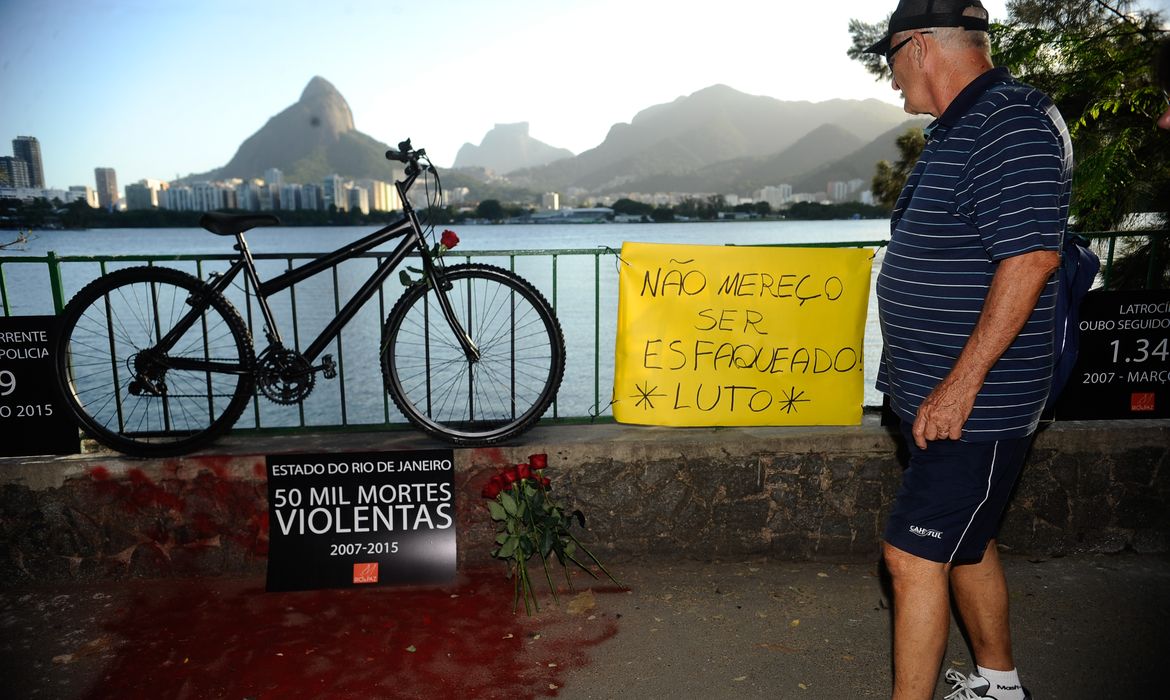Protesto da ONG Rio de Paz pela morte do médico Jaime Gold, 56 anos, esfaqueado em um assalto na Lagoa Rodrigo de Freitas, quando passeava de bicicleta (Fernando Frazão/Agência Brasil)