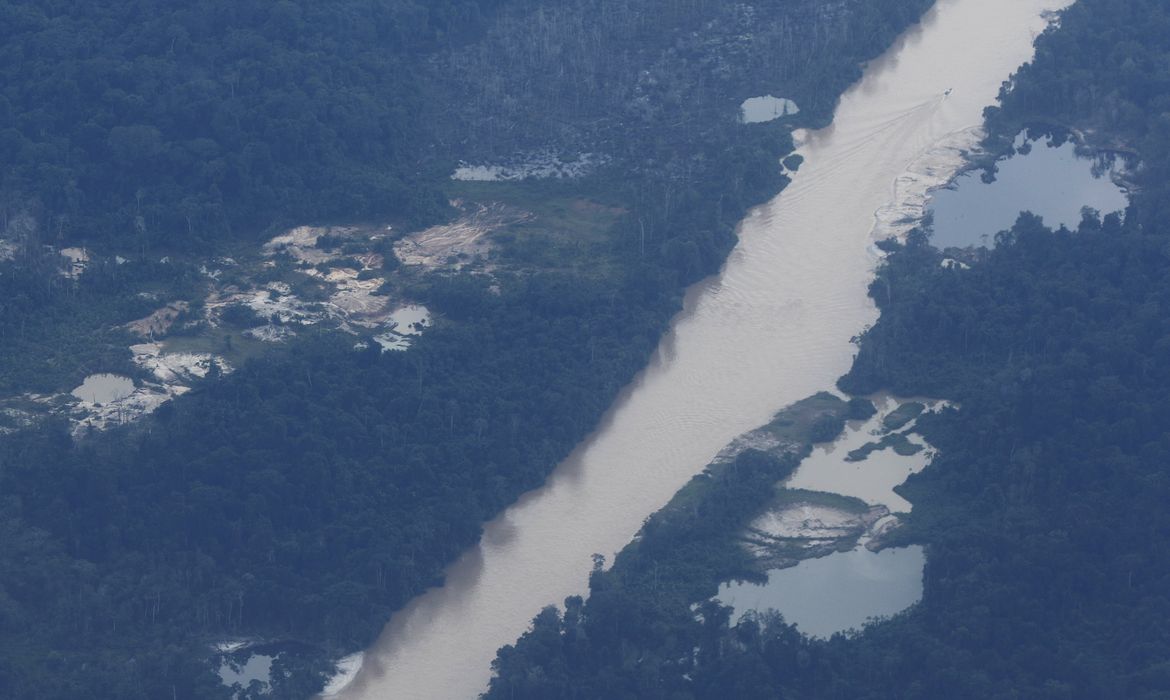 Alto Alegre (RR), 10/02/2023 - Áreas de garimpo ilegal na Terra Indígena Yanomami vistas em sobrevoo ao longo do rio Mucajaí. Foto: Fernando Frazão/Agência Brasil