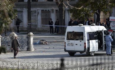 Ambulâncias e carros da polícia ilosam a região central de Istambul, após uma explosão próximo à Mesquita Azul. Dados iniciais indicam que ao menos dez pessoas morreram