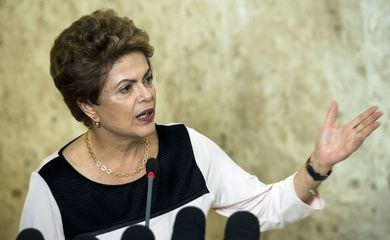 Brasília - Presidenta Dilma Rousseff concede entrevista coletiva após reunião com juristas em ato para denunciar a falta de base jurídica do pedido de abertura do processo de impeachment (Marcelo Camargo/Agência Brasil)