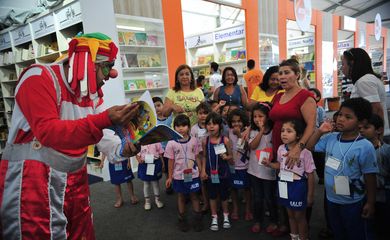 crianças de varias escolas  de cidades satelides do DF visitam a 2º bienal do livro nesta segunda feira.