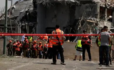 Members of Israeli security forces work at an impact site following Iran's strike on Israel, amid the Iran-Israel conflict, in Nes Ziona, Israel, June 22, 2025. Reuters/Ammar Awad/Proibida reprodução