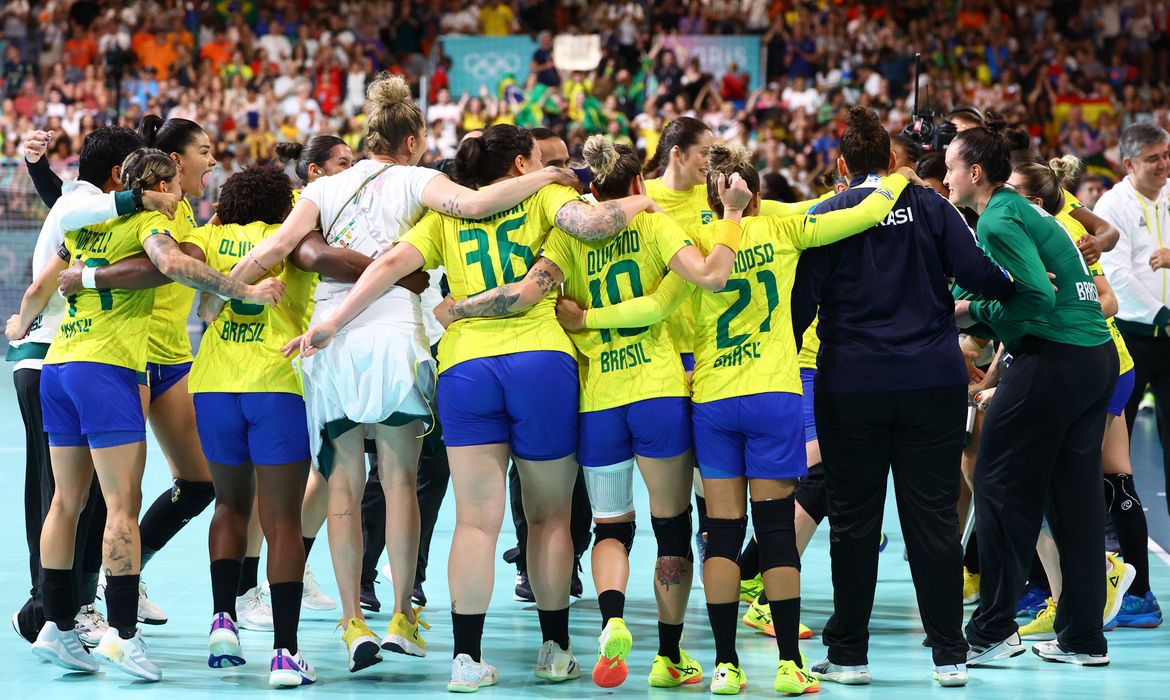 Paris 2024 Olympics - Handball - Women's Preliminary Round Group B - Brazil vs Angola - South Paris Arena 6, Paris, France - August 03, 2024. Brazil's players celebrate after the match Reuters/Bernadett Szabo/Proibida reprodução