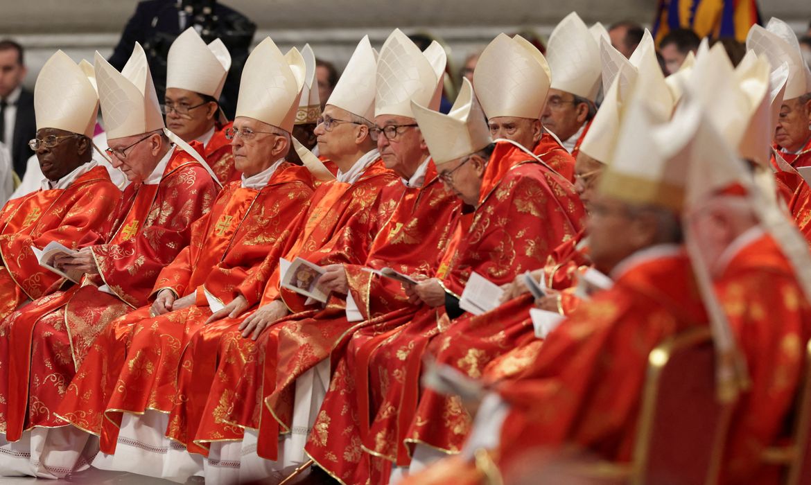Cardinals gather, on the day the Dean of the College of Cardinals, Cardinal Giovanni Battista Re presides over the Holy Mass, celebrated for the election of the new pope, in St. Peter’s Basilica, at the Vatican, May 7, 2025. REUTERS/Murad Sezer