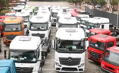 Caminhõesnovos  no pátio da Mercedes-Benz do Brasil em São Bernardo do Campo.
