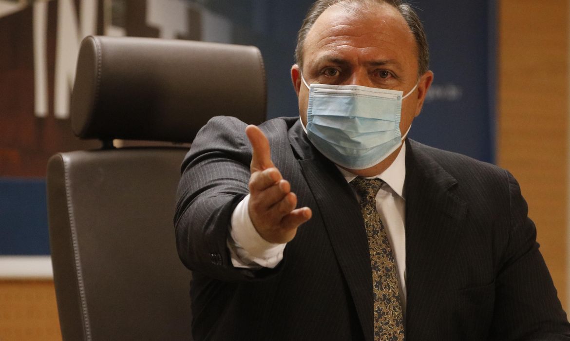 Tânia Rêgo/Agência Brasil O ministro da Saúde, Eduardo Pazuello, concede entrevista, para falar sobre a vacinação contra a covid-19 no país, Instituto Nacional de Traumatologia e Ortopedia (Into)