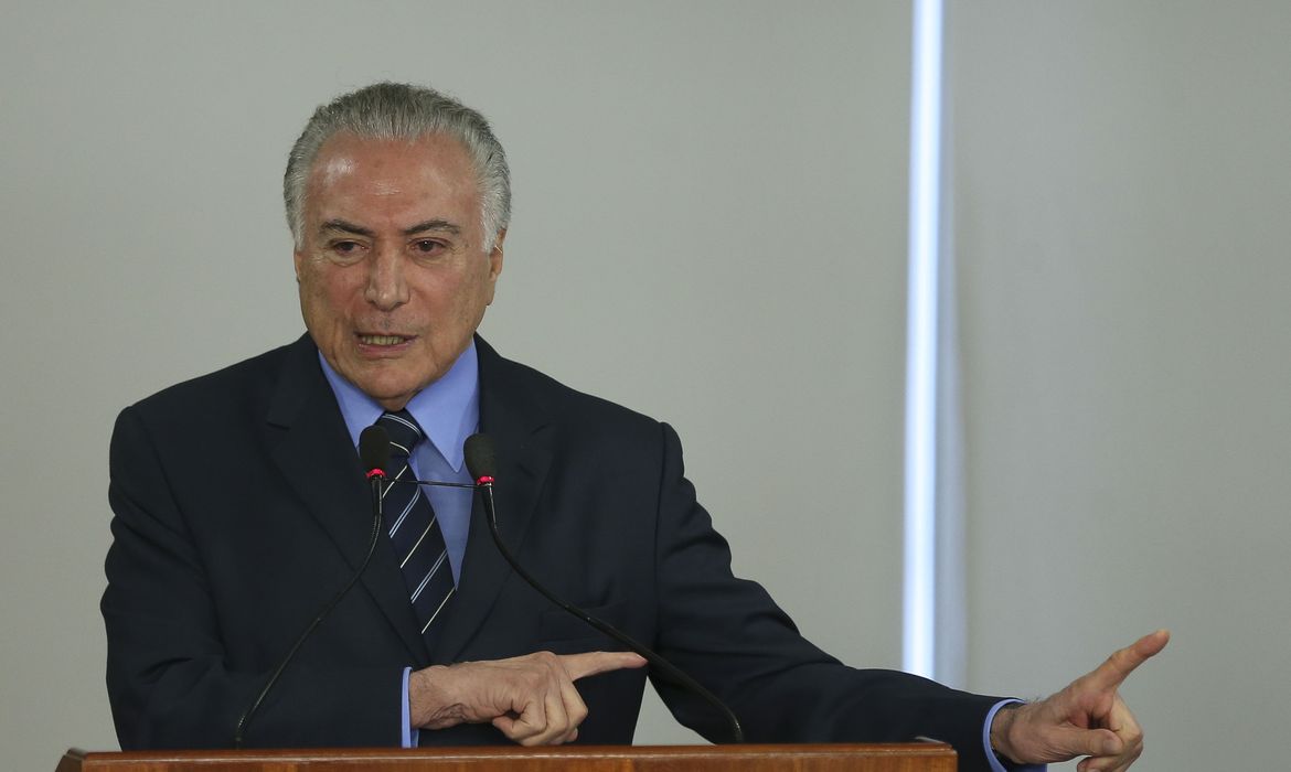 O presidente Michel Temer assina medida provisória de modernização do Marco Legal do Setor de Saneamento Básico.