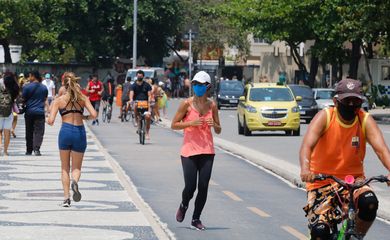 Cariocas aproveitam manhã sábado com  calor, para se refrescar e praticar esportes na praia de Copacabana.