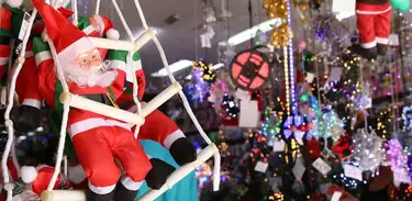 Produtos natalinos expostos em loja