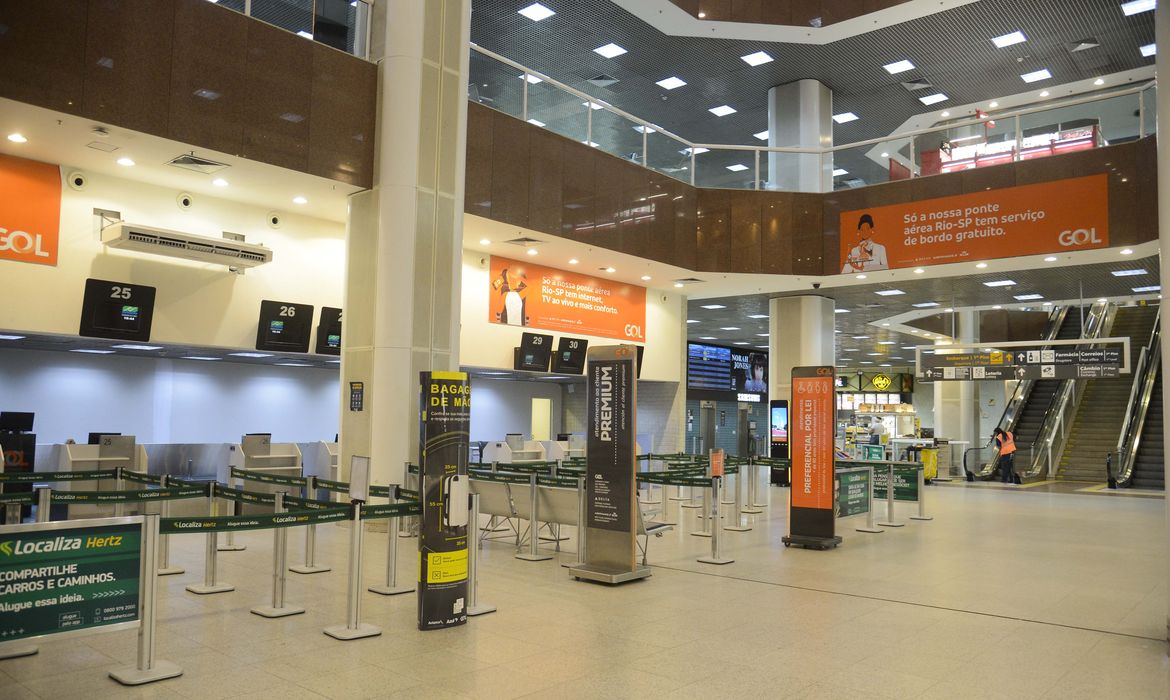 Rio de Janeiro - Aeroporto Santos Dumont fica vazio em primeiro dia com maioria das operações transferidas para o Galeão. (Foto: Tomaz Silva/Agência Brasil)