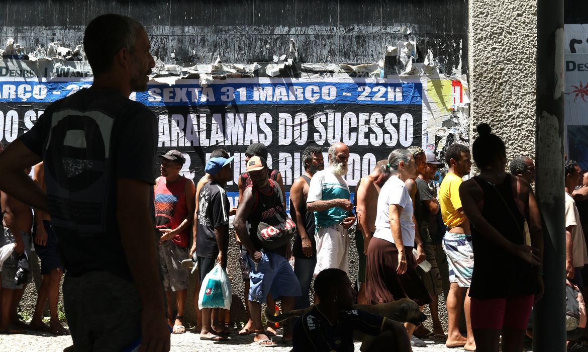 Rio de Janeiro (RJ), 02/03/2023 - Pessoas se organizam em fila para se cadastrarem para almoço gratuito no centro de acolhimento do projeto Fraternidade na Rua, na Lapa, região central da cidade. Foto:Tânia Rêgo/Agência Brasil