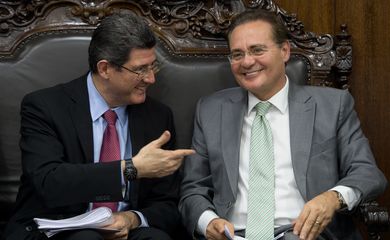 O ministro Joaquim Levy (Fazenda) e o presidente do Senado, Renan Calheiros, em reunião para discutir os itens mais urgentes da Agenda Brasil e quais devem ser votados prioritariamente (Marcelo Camargo/Agência Brasil)