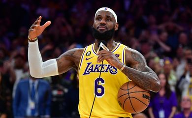 LeBron James discursa após tornar-se o maior pontuador da história da NBA durante partida entre Los Angeles Lakers e Oklahoma City Thunder em Los Angeles