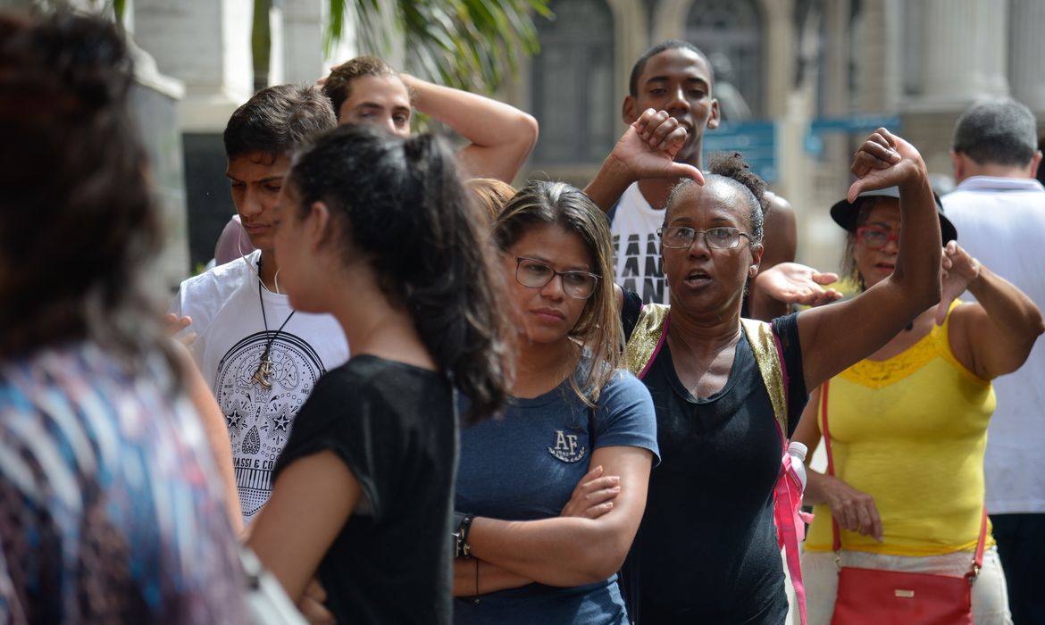 Rio de Janeiro - Cariocas formam fila para vacinar contra a febre amarela no centro especial de vacinação Dr. Álvaro Aguiar, no centro da cidade (Tânia Rêgo/Agência Brasil)