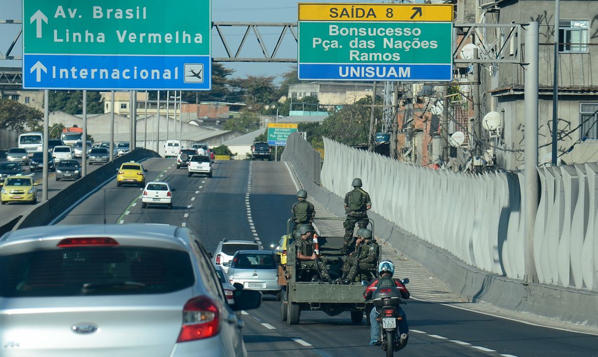 Rio de Janeiro - Forças Armadas iniciam operação especial para os Jogos Olímpicos Rio 2016, e ocupam vias expressas da cidade (Tomaz Silva/Agência Brasil)