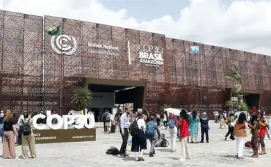 Belém (PA), 12/11/2025 - Pessoas em frente a fachada do pavilhão, chegam para participar de plenárias na COP30. Foto: Bruno Peres/Agência Brasil