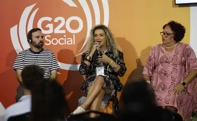 Rio de Janeiro (RJ) 15/11/2024 – Mesa da Associação Brasileira de Lésbicas, Gays, Bissexuais, Travestis, Transexuais e Intersexos (ABGLT) no G20 Social, sobre tragédias Ambientais e o impacto para a população LGBTI+, no Espaço Kobra. Foto: Fernando Frazão/Agência Brasil