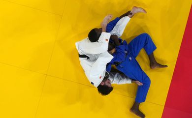 Paris 2024 Olympics - Judo - Men -90 kg Contest for Bronze Medal A - Champ de Mars Arena, Paris, France - July 31, 2024.  Rafael Macedo of Brazil in action against Maxime-Gael Ngayap Hambou of France. REUTERS/Kim Kyung-Hoon