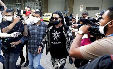 Ronaldinho arrives in Rio de Janeiro after a Paraguayan judge ended the house arrest