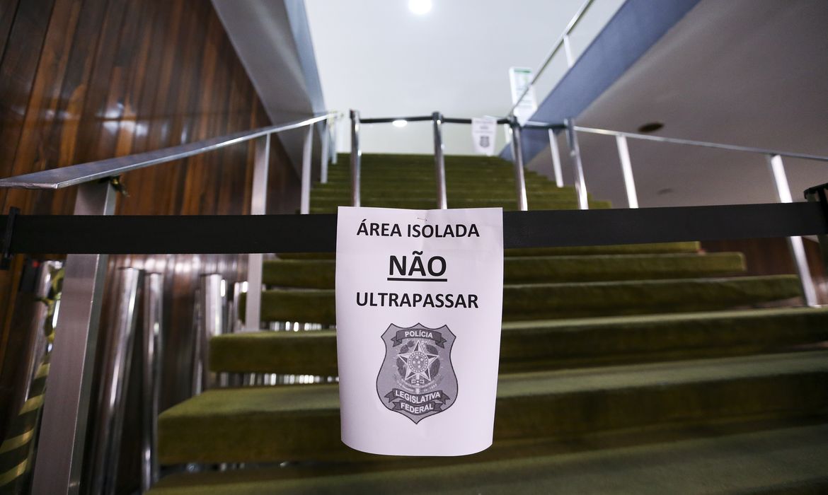 Brasília: Polícia legislativa isola área próxima ao Plenário Ulisses Guimarães após princípio de incêndio causado por um curto-circuito.  (Foto: Marcelo Camargo/Agência Brasil)