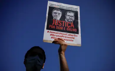 02/06/2023 - A demonstrator holds a sign during a protest, to demand justice for journalist Dom Phillips and indigenous expert Bruno Pereira, who were murdered in the Amazon, in Brasilia, Brazil June 19, 2022. REUTERS/Ueslei Marcelino