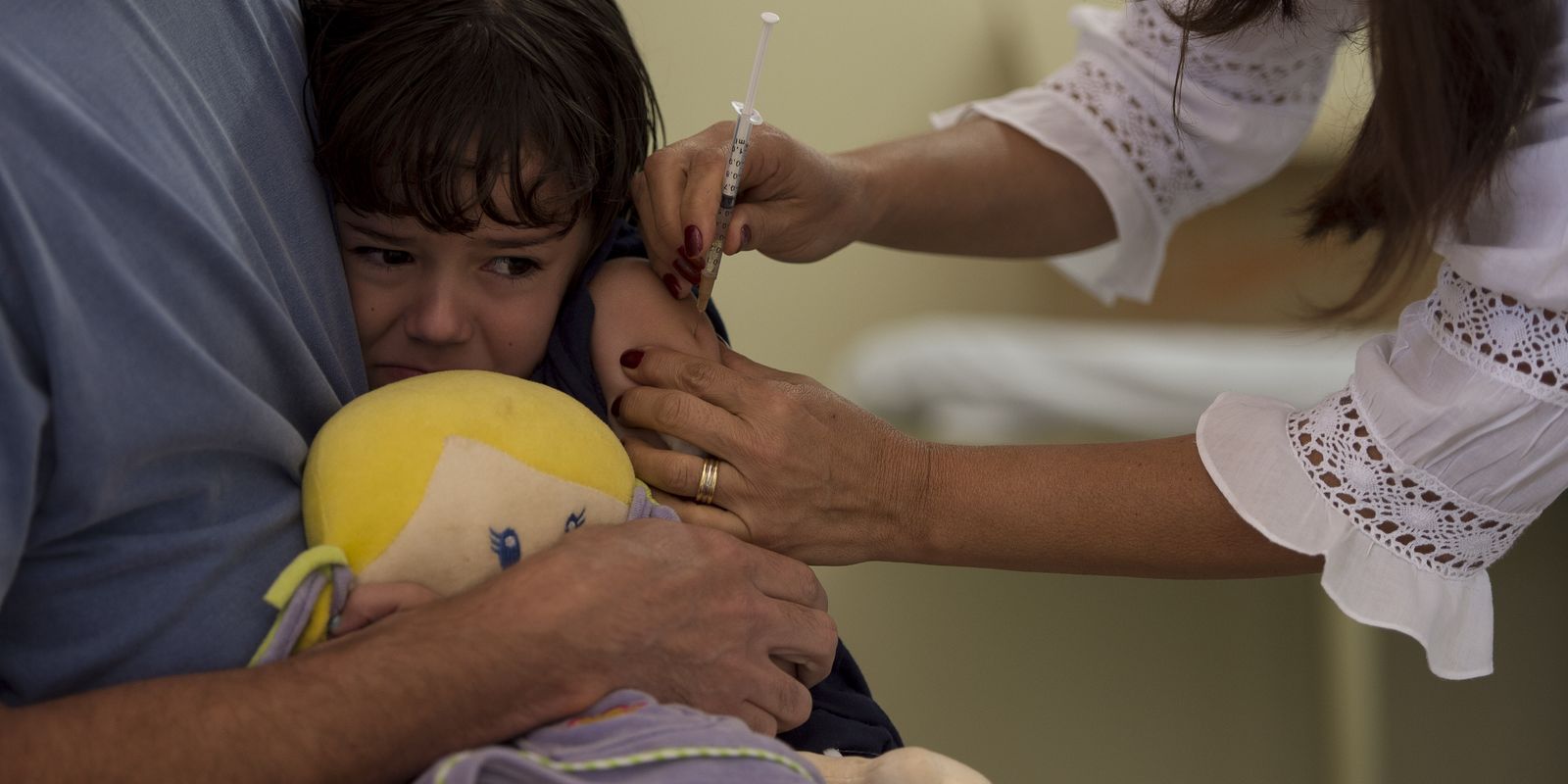 Entre choro e promessas, crianças brasilienses são vacinadas nos postos de  saúde | Agência Brasil