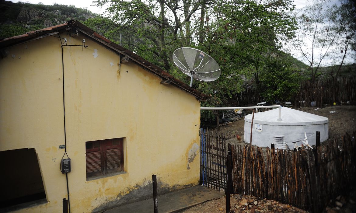 Quixadá - Cisterna para captação e armazenamento de água da chuva em uma casa ao lado do Açude do Cedro, que começou a ser construído no Império e hoje não abastece mais a cidade (Fernando Frazão/Agência Brasil)