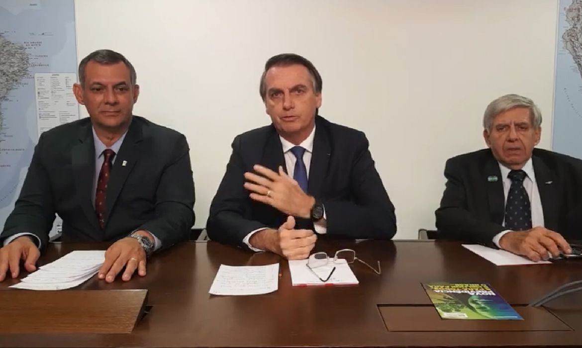 O presidente Jair Bolsonaro durante uma live (transmissão ao vivo) 