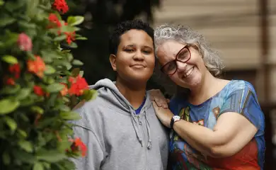 Professora Maria Cecília Castro, coordenadora do Mães pela Diversidade, no Rio de Janeiro, com o filho Caio, de 13 anos. 