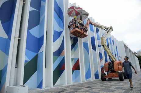 Grafiteiros pintam a fachada da Biblioteca Parque Estadual, no centro do Rio de Janeiro -Tomaz Silva/Agência Brasil