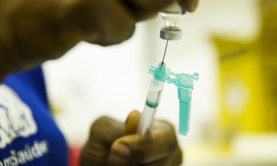 Crianças com idade entre 1 ano e menores de 5 são vacinadas no posto de saúde Heitor Beltrão, na Tijuca, zona norte do Rio, para receber a dose contra a pólio e contra o sarampo. 
