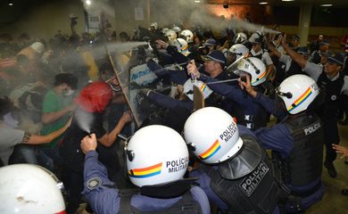 Estudantes e ativistas  entram em confronto com a Polícia Militar durante protesto contra o aumento das tarifas de ônibus e do Metrô na rodoviária do Plano Piloto, em Brasília  (Fabio Rodrigues Pozzebom/Agência Brasil)