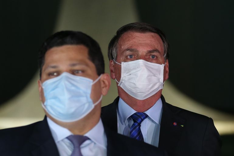 Os presidentes do Senado Federal, Davi Alcolumbre, da República, Jair Bolsonaro, durante declaração à imprensa na área externa do Palácio da Alvorada