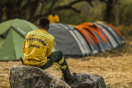 Corumbá (MS), 01/07/2024 - Brigadista observa acampamento montado na  na Base do Prevfogo/Ibama. Foto: Marcelo Camargo/Agência Brasil