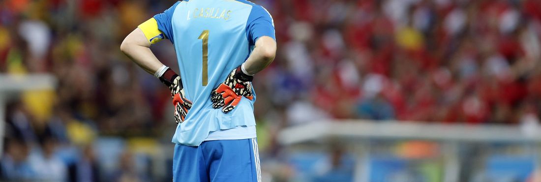 O goleiro Iker Casillas observa os minutos finais da derrota da Espanha diante do Chile, em partida que sacramentou a desclassificação da Espanha ainda na segunda rodada da fase de grupos