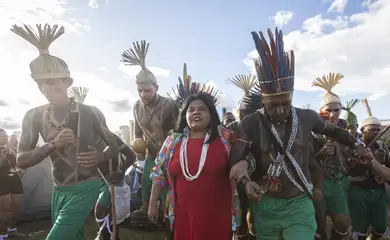 Brasília 23/04/2023 (DF) - A Ministra dos Povos Indígenas, Sonia Guajajara, visita o Acampamento Terra Livre 2023 na Esplanada dos Ministérios, o tema do acampamento “O futuro indígena é hoje. Sem demarcação não há democracia!”, a expectativa é reunir mais de seis mil indígenas no acampamento que acontece em Brasília, entre os dias 24 e 28 de abril.
Foto: Joédson Alves/Agência Brasil
