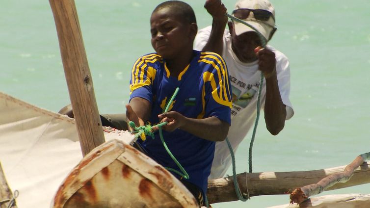 Em Zanzibar (Tanzânia), Suleiman pratica kitesurf