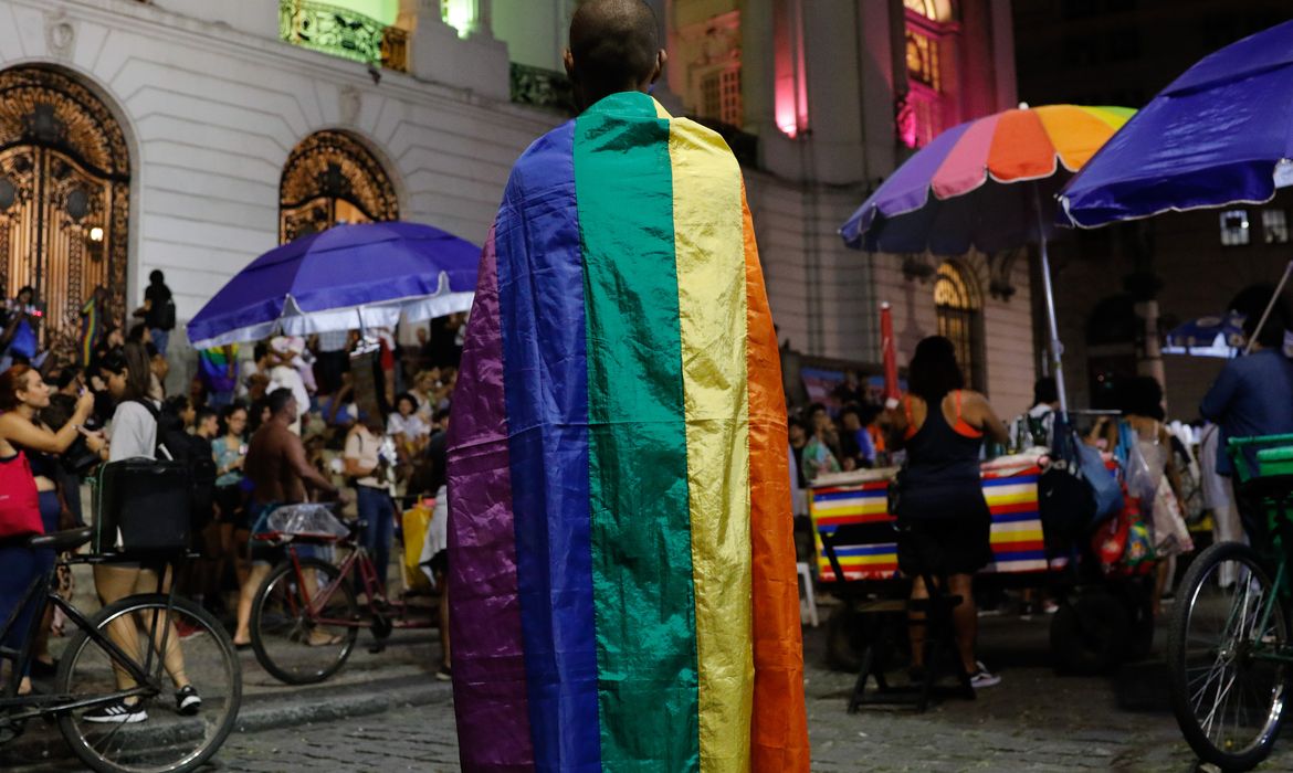 Rio de Janeiro (RJ), 28/06/2023 - Pessoas celebram o Dia Internacional do Orgulho  LGBTQIA+ na Cinelândia, região central da cidade. Foto: Fernando Frazão/Agência Brasil