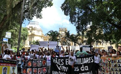 Rio de Janeiro (RJ), 17/08/2023 - O movimento de familiares de vítimas de violência policial do estado do Rio de Janeiro faz ato, em frente ao Palácio Guanabara, para protestar contra as operações letais que ocasionaram mais de 100 vítimas no ano de 2023, nas favelas e periferias do Rio. Foto:Tânia Rêgo/Agência Brasil