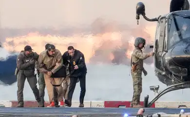Law enforcement officials move captured Venezuelan President Nicolas Maduro out of the helicopter, as he heads towards the Daniel Patrick Manhattan United States Courthouse for an initial appearance to face U.S. federal charges including narco-terrorism, conspiracy, drug trafficking, money laundering and others in New York City, U.S., January 5, 2026. REUTERS/Adam Gray