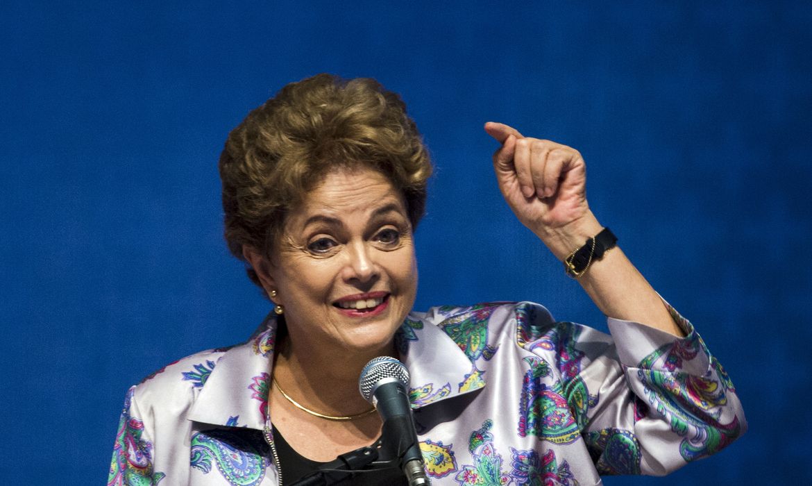Brasília - A presidenta Dilma Rousseff participa da 15ª Conferência Nacional de Saúde, no Centro de Convenções Ulysses Guimarães (Marcelo Camargo/Agência Brasil)
