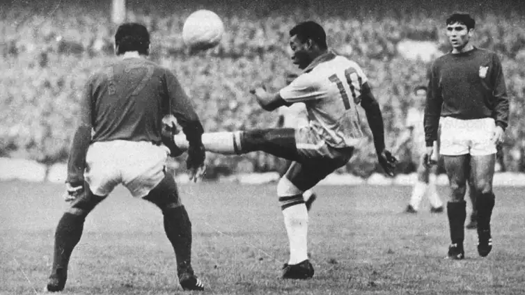 Documentário usa imagens de arquivo para narrar trajetória de Pelé