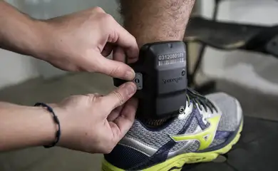 Fortaleza (CE), 30/10/2025 - Tornozeleira eletrônica. Foto: Tiago Stille/Gov. Ceará