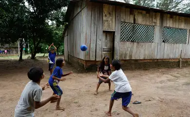 Juara (MT), 08/04/2025 – Crianças indígenas brincam com bola na aldeia Pé de Mutum, Terra Indígena Japuíra, do Povo Rikbaktsa. Foto: Fernando Frazão/Agência Brasil