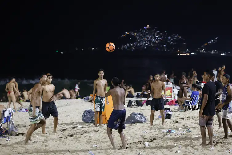 Fernando Frazão/Agência Brasil Rio de Janeiro (RJ) 22/01/2025 - Onda de calor no verão atrai frequentadores para a praia do Arpoador durante a noite. Foto: Fernando Frazão/Agência Brasil