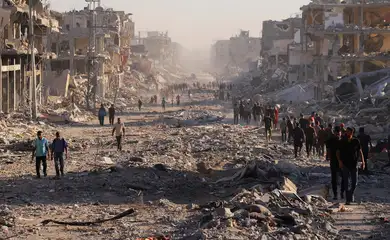 Palestinos caminham em meio a escombros na Cidade de Gaza
31/10/2025 REUTERS/ Ebrahim Hajjaj