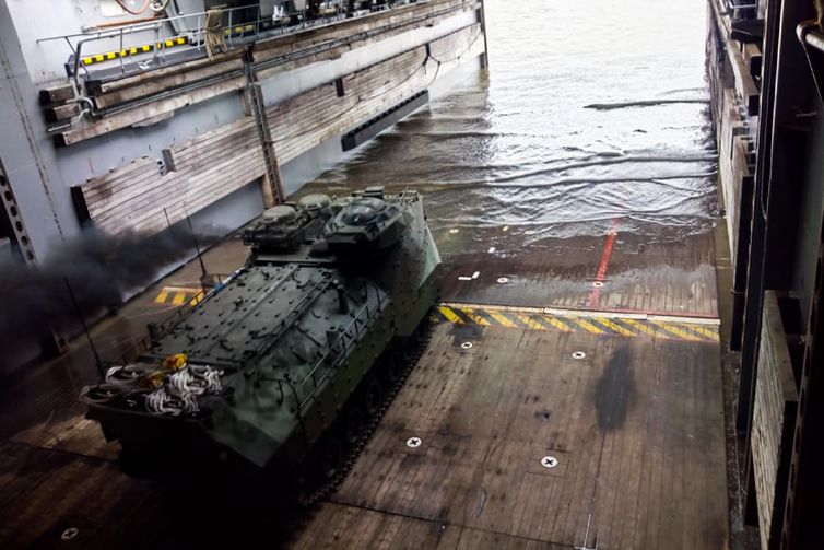 Fabio Massalli /Agência Brasil Carros lagartas anfíbios da Marinha durante exercício militar em Belém