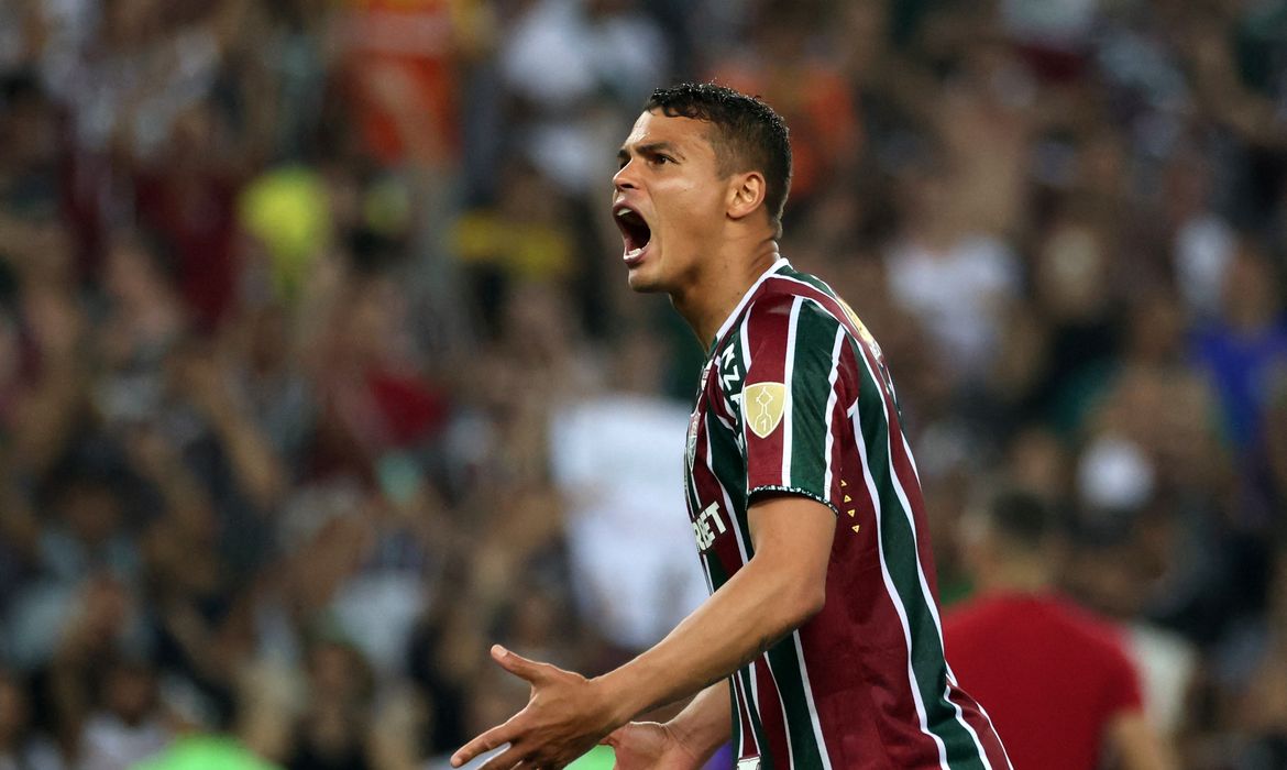 Soccer Football - Copa Libertadores - Round of 16 - Second Leg - Fluminense v Gremio - Estadio Maracana, Rio de Janeiro, Brazil - August 20, 2024 Fluminense's Thiago Silva celebrates after winning the penalty shootout REUTERS/Sergio Moraes